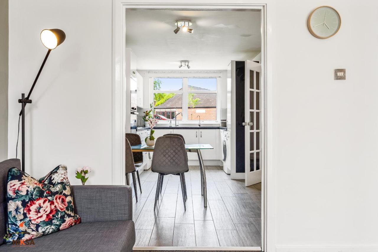 וולווין גארדן סיטי Niksa Serviced Accommodation - 3 Bedroom House מראה חיצוני תמונה